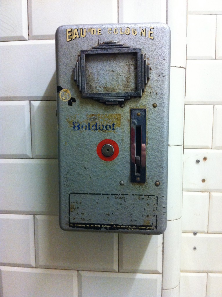 Automat de Eau de Cologne